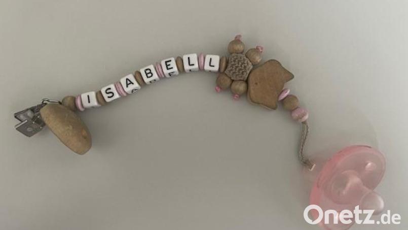 Diese Schnullerkette wurde vor der Polizeiinspektion Sulzbach-Rosenberg gefunden. Bild Polizeiinspektion Sulzbach-Rosenberg