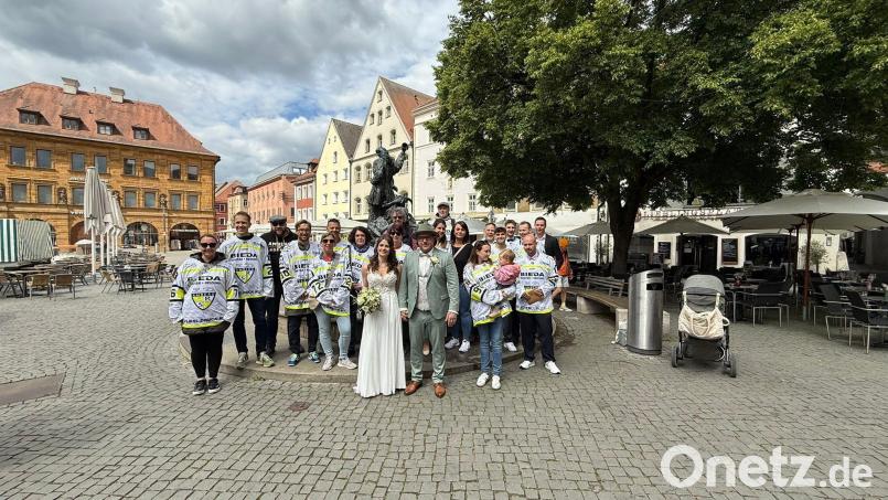 Das Brautpaar Tamara und Daniel Krieger im Kreise von Vertretern des ERSC Amberg und Freunden. Bild: Stefan Zintl