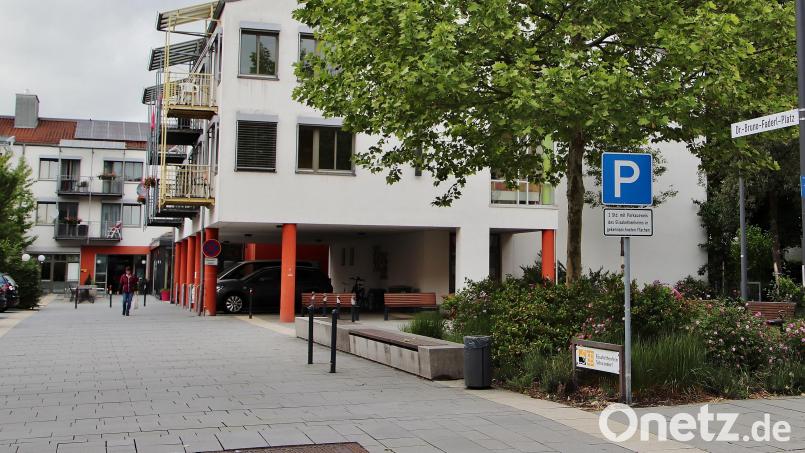 Der Vorplatz des Elisabethenheims – bislang namenlos – heißt seit kurzem „Dr.-Bruno-Faderl-Platz“. Es handelt sich dabei um einen beschränkt öffentlichen Weg, genutzt vor allem als Parkplatz, von Fußgängern, Pflegekräften und Angehörigen der Heimbewohner. Bild: Thomas Dobler