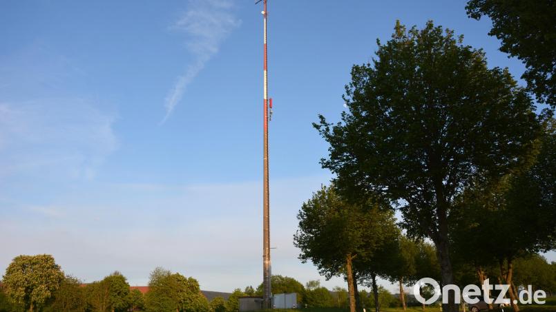 Ein neuer Schleuderbetonmast mit einer Gesamthöhe von 62,15 Meter wird in der Nähe des Sibyllenbades errichtet. Bild: jr