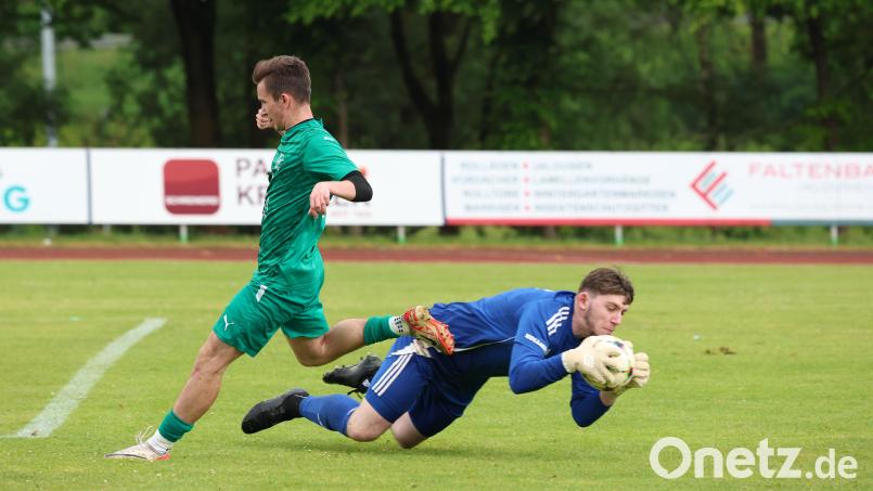 Ost-Spieler Yaroslaw Demaretskyi kommt gegen Torwart Lukas Held vom SC Kirchenthumbach zu spät. Die Weidener Stürmer wollen es am Freitag im Relegationsspiel gegen den SV Neusorg besser machen als zuletzt beim 0:1 gegen Kirchenthumbach. Archivbild: Dieter Jäschke