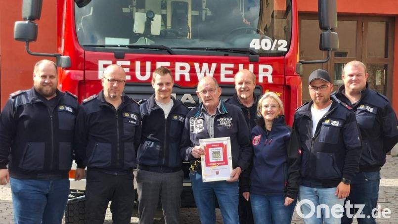 Mit einer starken Delegation wartete die Feuerwehr bei Ehrenkommandanten Bernd Schnappauf (Mitte) auf. Bild: Ulrike Schmidt