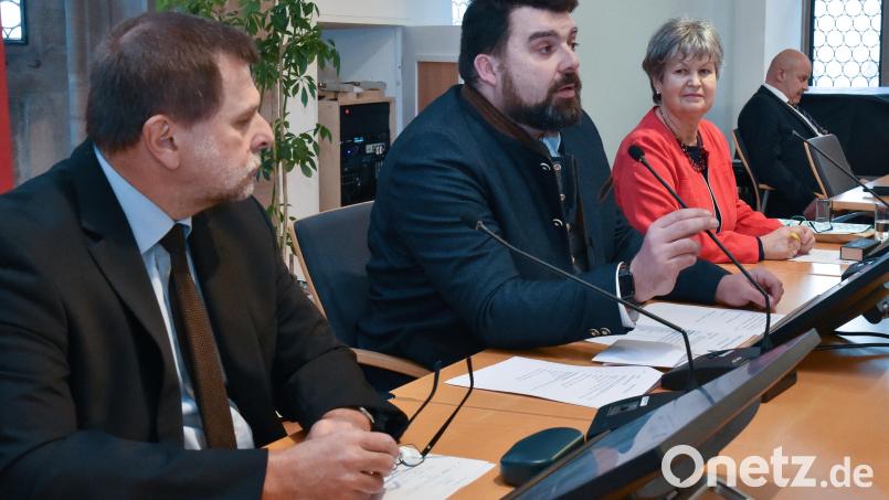 Das Foto zeigt Bürgermeister Stefan Frank (Mitte) bei seiner ersten Stadtratssitzung im März 2024 mit seinen Stellvertretern Günter Koller und Hildegard Geismann. Durch einen Verzicht auf einen Großteil seiner Amtszeit ermöglicht Frank die Zusammenlegung von Bürgermeister- und Stadtratswahl in Sulzbach-Rosenberg. Archivbild: Stephan Huber