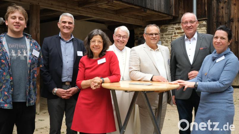 Die Akteure beim Oberpfälzer ILE-Tag im Freilandmuseum Neusath (von links): Erasmus Gerhards, Thomas Falter, Carola Burkert, Hermann Josef Kugler, Kurt Hillinger, Franz Löffler und Rita Heindl. Bild: Hirsch