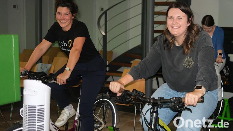 Auch Citymanagerin Sonja Zindel (links) und stellvertretende Pressesprecherin Lara Schmaus (rechts) strampelten mit und erzeugten den Strom für die Filmvorführung Bild: Hirsch