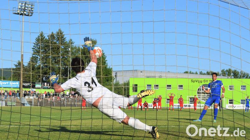 Die SpVgg SV Weiden hat in Relegationsspielen einfach kein Glück. Noch gut in Erinnerung ist zum Beispiel das Scheitern in der Bayernliga-Relegationsrunde gegen den SV SAD-Ettmannsdorf. Auf dem Bild verschießt Tobias Gerber den entscheidenden Elfmeter. Bild: otr