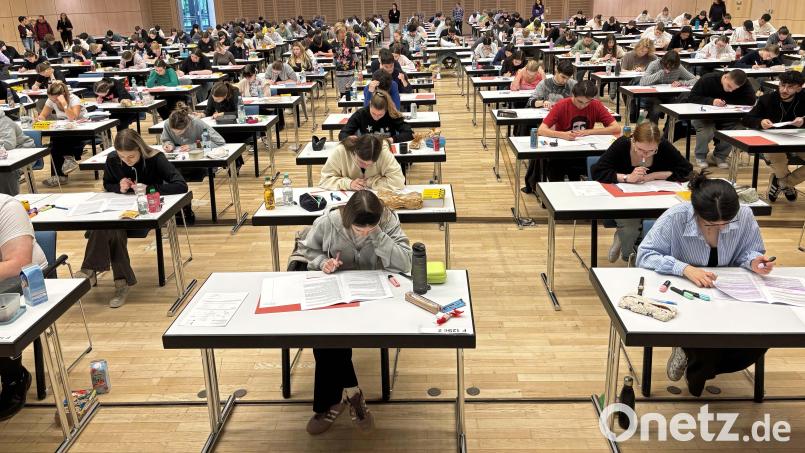 Die Abiturienten der FOS/BOS Weiden arbeiten derzeit intensiv an den Abituraufgaben in der Max-Reger-Halle. Bild: swi