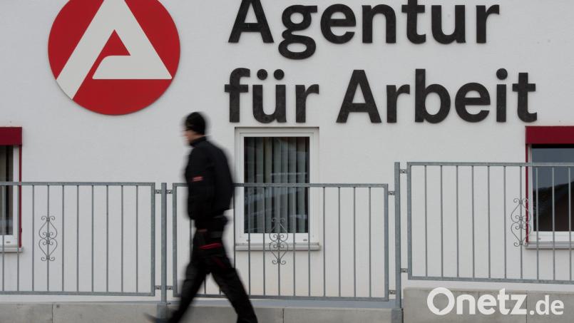 Die Agentur für Arbeit hat Zahlen zum Arbeitsmarkt für den Bereich Tirschenreuth vorgelegt. Unternehmen zeigen sich demnach zurückhaltend bei Neueinstellungen. Symbolbild: Sebastian Kahnert/dpa
