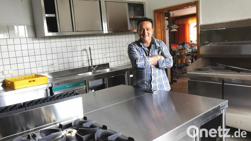 Der gebürtige Sizilianer Antonino Bollino ist der neue Dorfwirt in Gleiritsch. Die Küche ist komplett neu, im Hintergrund das Gastzimmer. Bild: Portner