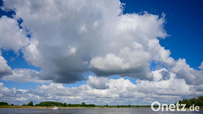 Wärmer, teils aber gewittrig wird das Wetter in der Oberpfalz. Symbolbild: Philipp Schulze/dpa