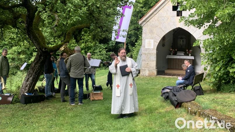 Diakon Bernd Deyerl mit Posaunenchor beim Himmelfahrtsgottesdienst an der Feldkapelle am Breitenstein Bild: hdk