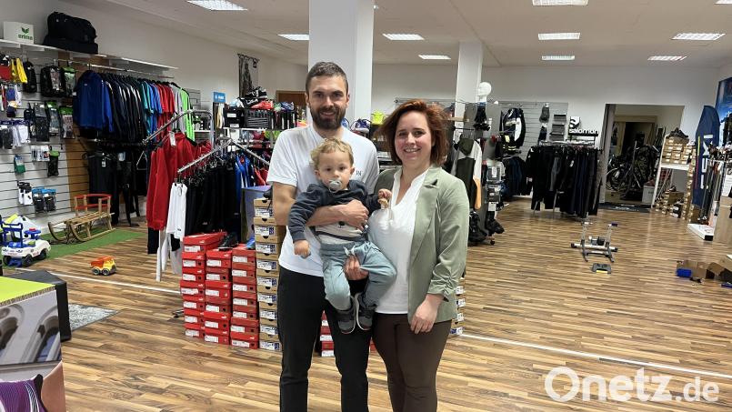 Markus Legat und seine Frau Lisbeth werden bald mehr Zeit für ihren Sohn Luca haben. Ihr Sportgeschäft Heckmann in Sulzbach-Rosenberg schließt Ende Juni. Bild: Legat