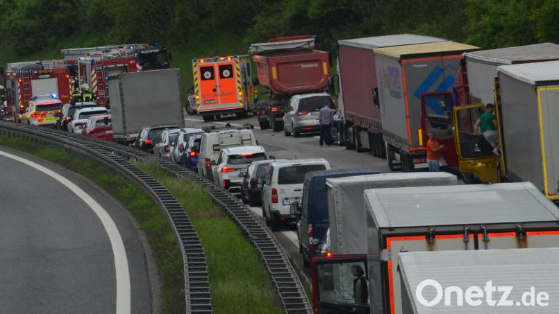Bei einem Unfall auf der A6 bei Vohenstrauß sind zwei Personen schwer und eine Person leicht verletzt worden. Bild: dob
