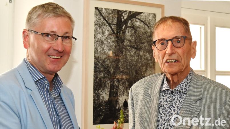 Bürgermeister Franz Badura (l.) gratulierte Helmut Augsburger (r.) zum 95. Geburtstag und überreichte einige Euro Amberger Stadtgeld. Bild: gf