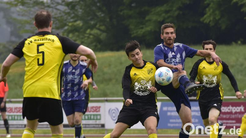 Der SV Haselbach (gelbe Trikots) bleibt trotz der Niederlage zuletzt gegen Schmidgaden in der Kreisliga. Bild: mhs