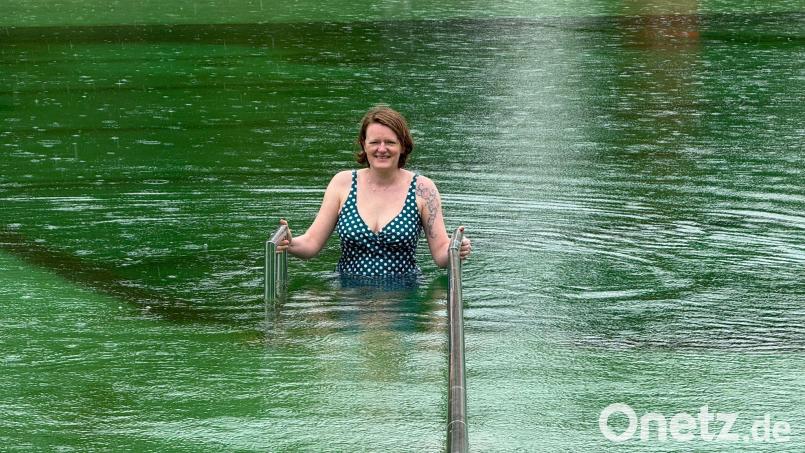 Jessica Mehlhorn ist die erste Schwimmerin 2025 in Schnaittenbach: bei 18 Grad Wassertemperatur und 12 Grad Lufttemperatur. Bild: Klaus Högl