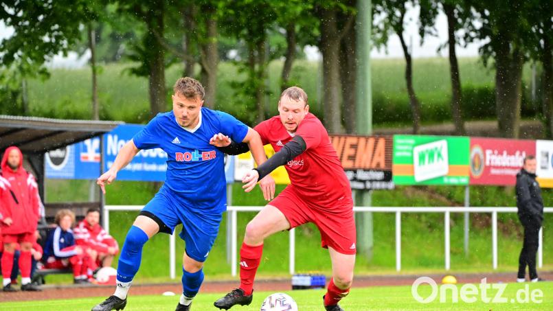 Marcel Walek (links) traf in der vierten Minute der Nachspielzeit für die Gäste zum Sieg. Hier im Zweikampf mit dem Wiesauer Michael Bauernfeind (rechts). Bild: Schrems, Thomas