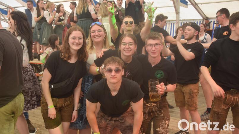 Stimmung vormittags und Nachmittag im Festzelt. Hinten auf den Bänken heizen die Festdamen an. Bild: fz