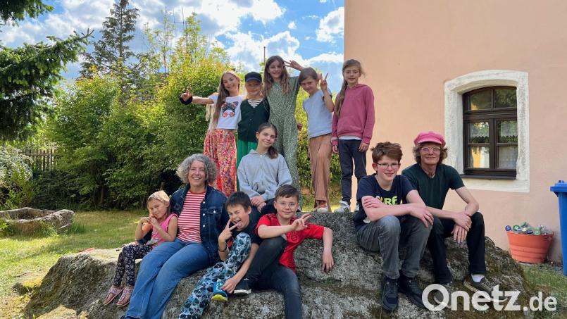 Sie haben eine gemeinsame Vision und ein Ziel: Die Teilnehmer des Kinderkurses wollen zusammen mit Dagmar Meier und Manuel Knoll ihr Theaterstück fertigstellen und im Juli vor Publikum aufführen. Bild: juh