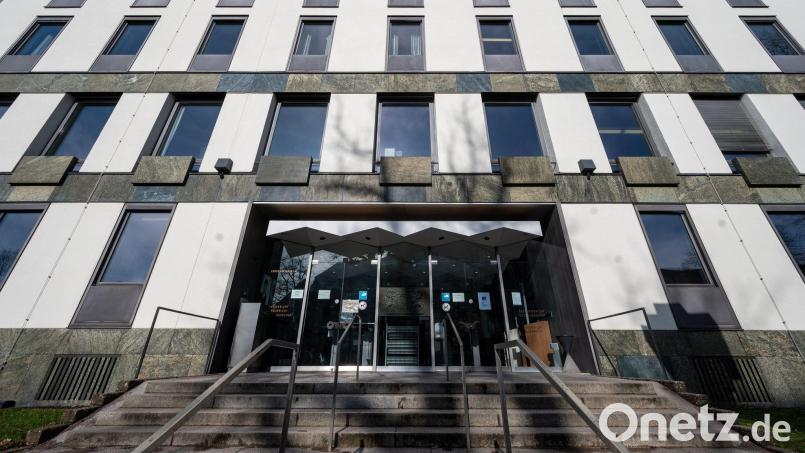 Vor dem Landgericht Weiden steht ein 42-Jähriger, der mit Drogen gehandelt haben soll. Bild: Armin Weigel/dpa