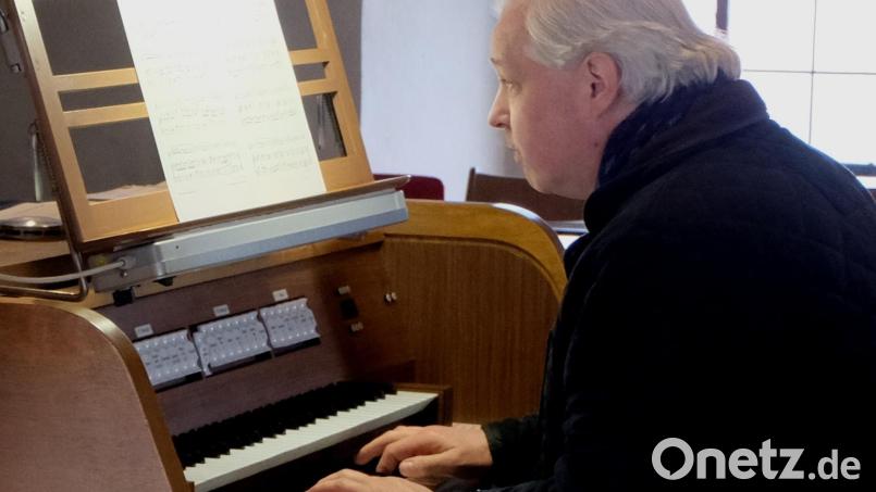 So kennt man den Flosser Kantor und Chorleiter Andreas Kunz. Mit Leidenschaft spielt er die Orgel in der evangelischen Kirche St. Johannes Baptista. Bild: Fred Lehner