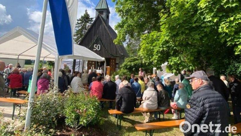 Andacht und Gebet gehören zum Patrozinium, wie hier beim Gottesdienst Bild: mab