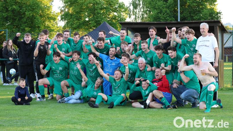 Die Mannschaft des FC Weiden-Ost II jubelt : Der Aufstieg in die Kreisliga ist perfekt. Bild: Dieter Jäschke