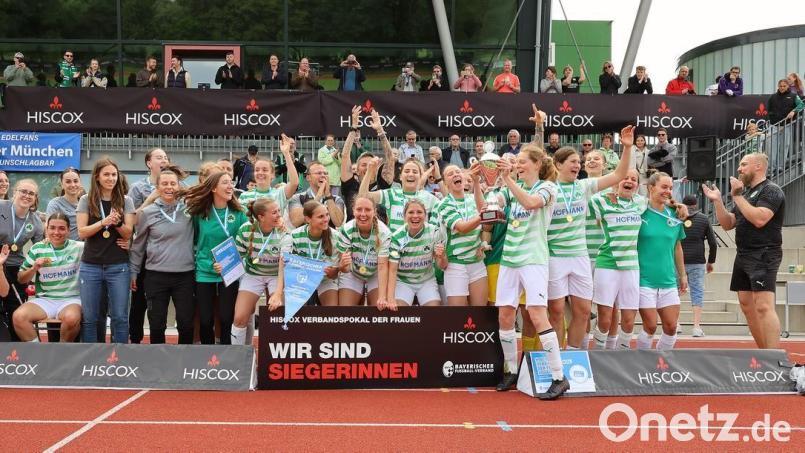 Die Fußballerinnen der SpVgg Greuther Fürth jubeln nach ihrem Sieg im bayerischen Pokalfinale. Bild: C. Frühwirth/BFV