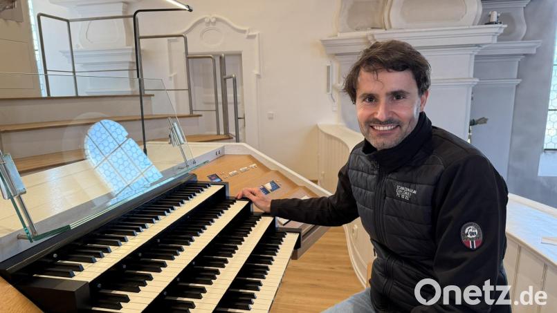 Claudius Pflüger am Spieltisch der Voit-Konzertsaalorgel in Erbendorf. Bild: Holger Popp