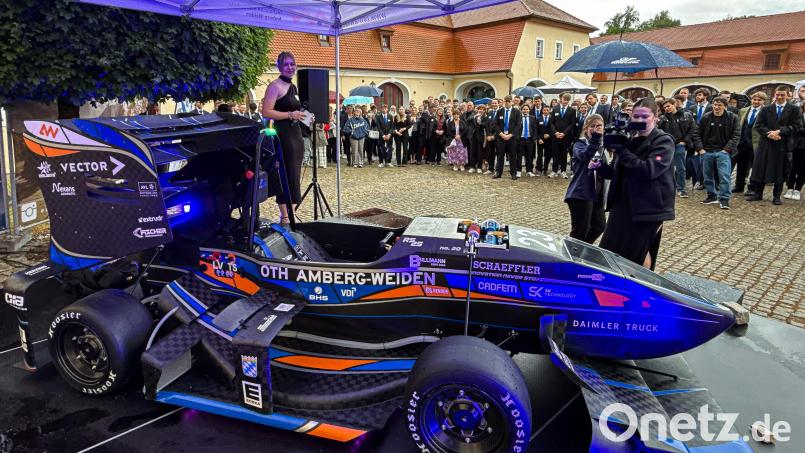 Das Running-Snail-Racing-Team der OTH Amberg-Weiden präsentierte seinen neuesten Rennwagen - den RS25, im Kultur-Schloss Theuern. Es ist bereits der 20. Flitzer, den die engagierten Studierenden in Eigenregie konstruiert, entwickelt und gebaut haben. Bild: Stephan Huber
