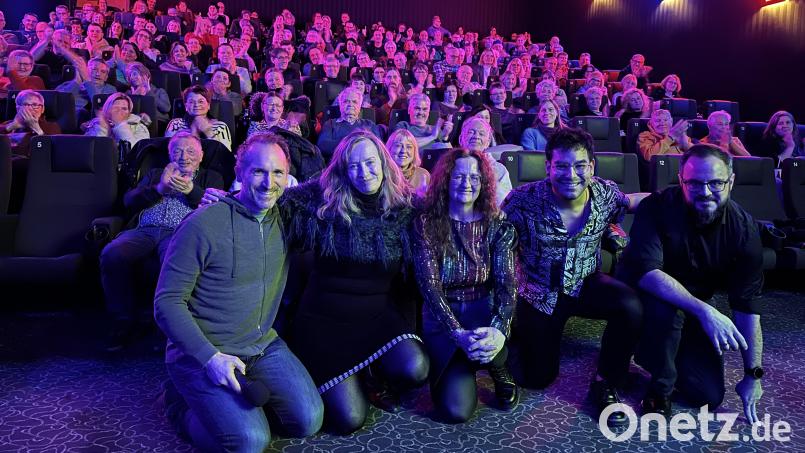 Einige der Darsteller der &quot;Hundslinger Hochzeit&quot; kamen zur Vorstellung ihres Films in den ausverkauften Cineplex-Saal nach Amberg. Bild: ero