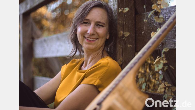 Die oberbayerische Liedermacherin Helga Brenninger tritt mit humorvollen Liedern über die Sonnenseiten des Lebens, die Heimat und die Berge auf. Bild: Anja Brenninger/exb