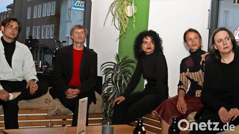 Bei „Dramaturgie im Gespräch“ im „Fichtelkaffee“ am Wunsiedler Marktplatz diskutierten (von links): Luca-Noél Bock (Bastian), Paul Kaiser (Koreander), Leyla Bischoff (Atréju), Lara Nikola Roth (Regieassistenz) und Nikola Norgauer (Artax/Jicha). Bild: Andrea Herdegen/fph