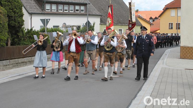 Kommandant Georg Rauch (rechts) führte mit den &quot;Werkstatt-Musikanten&quot; den Festzug von der Pfarrkirche zum Feuerwehrhaus an. Bild: pi