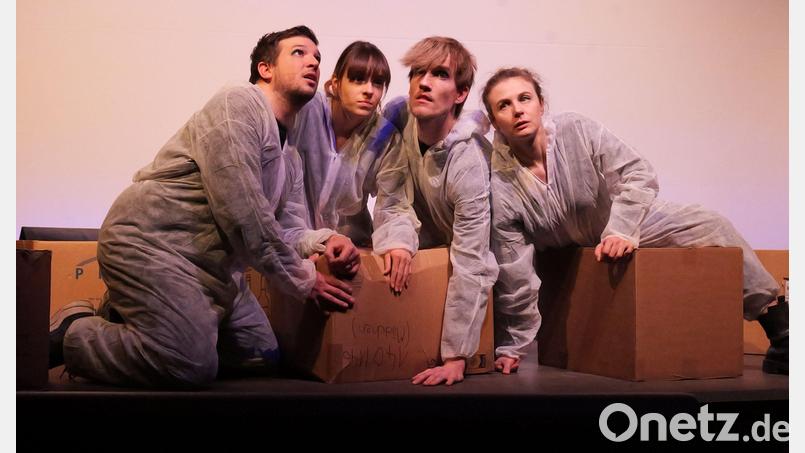 Florian Wein, Lisamarie Berger, Daniel Adler und Anna Maria Sturm in dem Stück &quot;SAD-88&quot;. Bild: Ovigo-Theater/Daniela Stanilewicz/exb