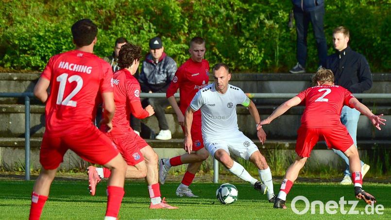 Gebenbachs Kapitän Timo Kohler (weißes Trikot) nimmt es mit vier Unterhachingern auf. Bild: dme