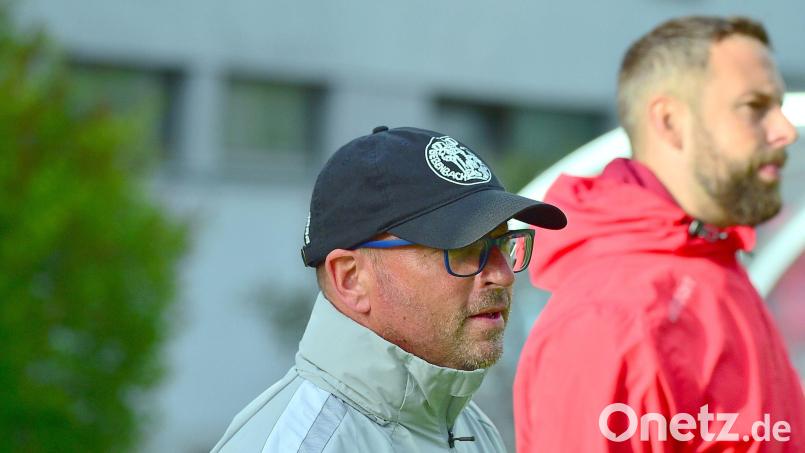 Für Trainer Markus Kipry (links) steht am Samstag das wichtigste Spiel als Trainer der DJK Gebenbach an. Rechts Marc Endres von der SpVgg Unterhaching II. Bild: dme