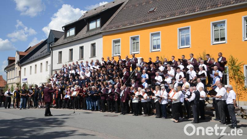 Zum Schluss der Liedvorträge der Chöre auf den verschiedenen Plätzen gab es vor dem Rathaus einen gemeinsamen Auftritt aller Chöre, die Alexander Völkl dirigierte. Bild: bey