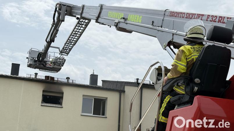 Nachdem die Feuerwehr den Brand im Dreifaltigkeitsviertel gelöscht hatte, öffnete sie mithilfe ihres Teleskopgelenkmastfahrzeugs das Dach des Hauses, um zu prüfen, ob die Dachkonstruktion Schaden genommen hatte. Bild: Stephan Huber