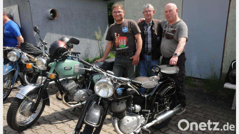Die Sachsen Steffen Schlosser (links) und Jens Bauer (rechts) trafen ihren alten Freund Hans Rahm aus Fichtelbrunn beim OVC wieder. Bild: ge