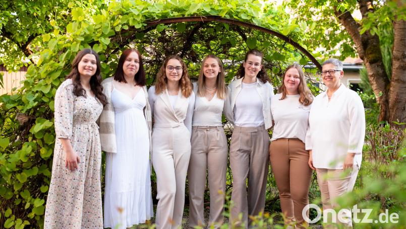 Das Gesangsensemble &quot;Chapeau&quot; der Dr.-Johanna-Decker-Schulen, von links: Johanna Weigl, Paula Brandel, Luisa Viehauser, Mia Ströhl, Carolin Ruppert, Maria Piehler und Musiklehrerin Regina Fibich-Wiesneth. Bild: Hendrik Rosenboem