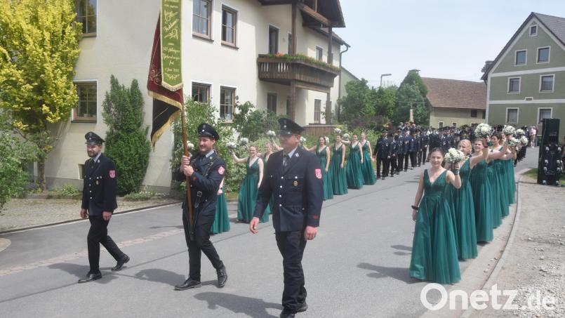 Der Festzug war das große Finale der Feierlichkeiten der Feuerwehr Hannersgrün. Bild: fz