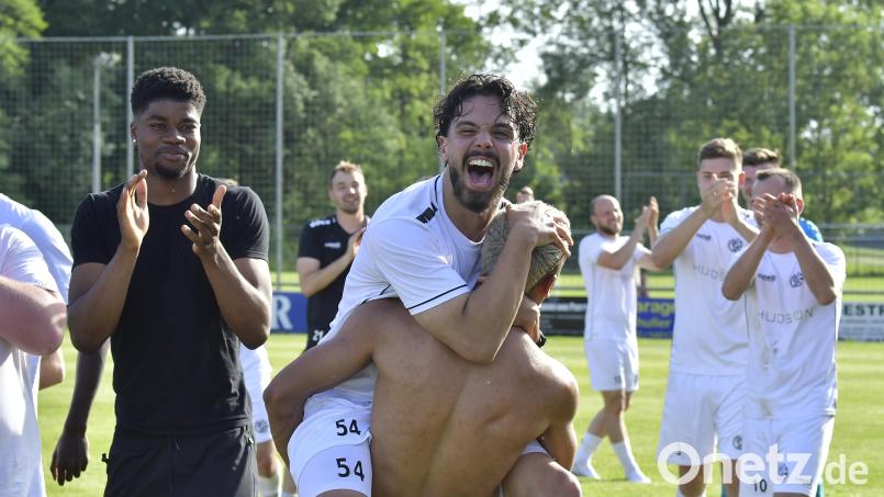 Die DJK Gebenbach feiert den Bayernliga-Klassenerhalt. Bild: Hubert Ziegler