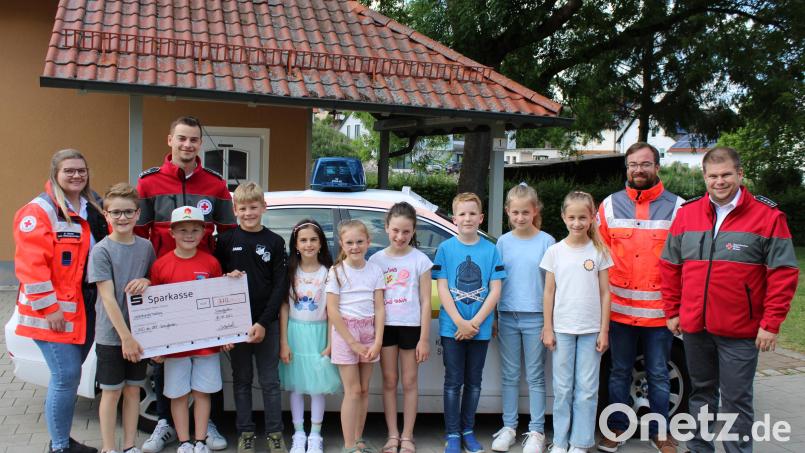 Die BRK Bereitschaft Schmidgaden bekam von den Kommunionkindern eine Spende in Höhe von 770 Euro für ein Einsatzfahrzeug. Bild: Anita Ries