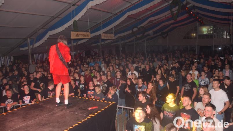 Leadgitarrist Volki &quot;Mc Angus&quot; brachte mit seiner Tribute-Band &quot;AC/DX&quot; das Festzelt zum Toben. Bild: fz
