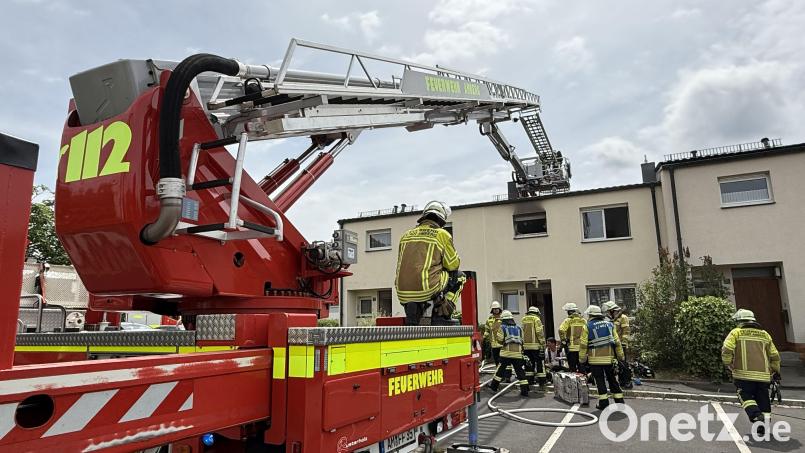 Die Feuerwehr Amberg konnte am Sonntagmittag einen Wohnhaus-Brand im Dreifaltigkeitsviertel schnell löschen. Zuvor war die Rauchentwicklung so stark, dass die Amberger per App davor gewarnt wurden. Symbolbild: Stephan Huber