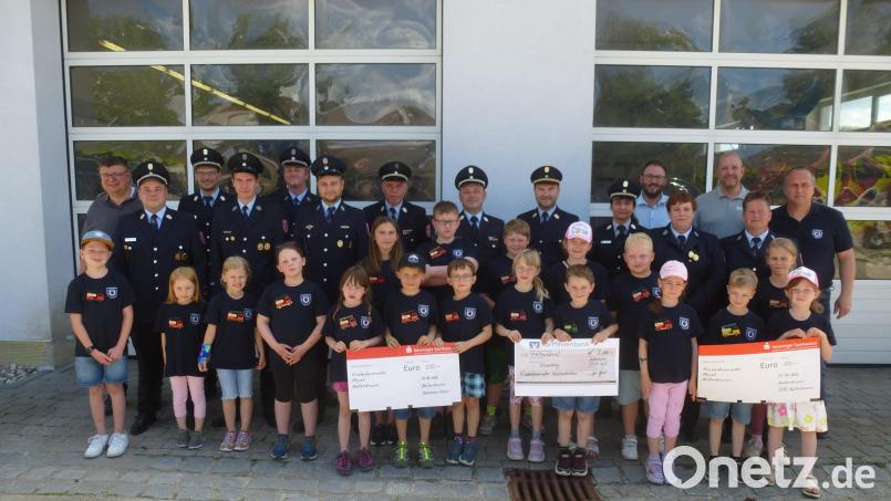 Stolz präsentierte sich die neue Kinderfeuerwehr Kaltenbrunn mit Betreuern, Bürgermeister und weiteren Ehrengästen. Bild: bk