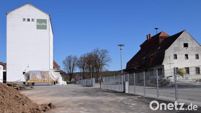 Ein Bild, wie es jahrelang Schmidmühlen prägte: Das Silogebäude und das alte Lagerhaus samt Verwaltungsgebäude. Archivbild: bö