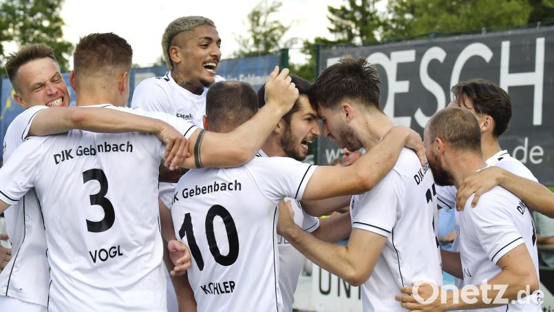 Ausgelassene Freude bei der DJK Gebenbach: Der Bayernliga-Klassenerhalt ist eingetütet. Bild: Hubert Ziegler