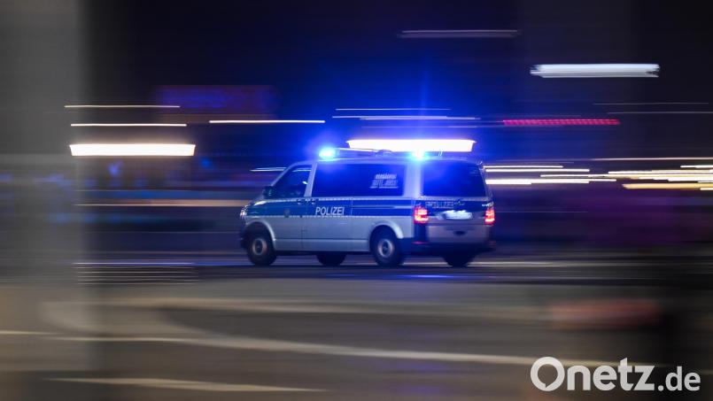 Ein Mann attackierte am Sonntag in Hersbruck einen Autofahrer. Die Polizei sucht Zeugen. Symbolbild: Robert Michael/dpa